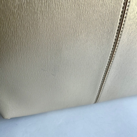 Neiman Marcus Beige Perle Leather Large Shoulder Bag - Picture 5 of 16